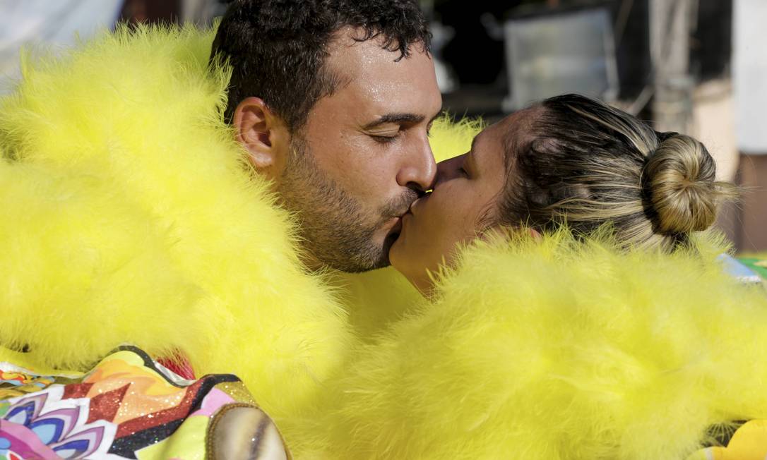 Casal fantasiado de bate-bola se beija durante desfile em Rocha Miranda, subúrbio do Rio Foto: Domingos Peixoto / Agência O Globo