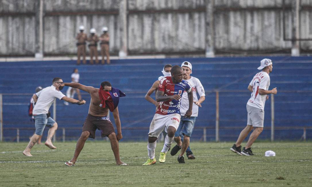 Torcida invade gramado e sai em briga com jogadores do Paraná Clube Foto: Rui Santos / Onzex Press e Imagens