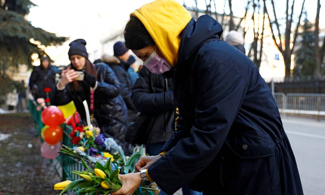 Pacifistas deixam flores e cartazes em frente à embaixada da Ucrânia em Moscou Foto: Reuters / REUTERS