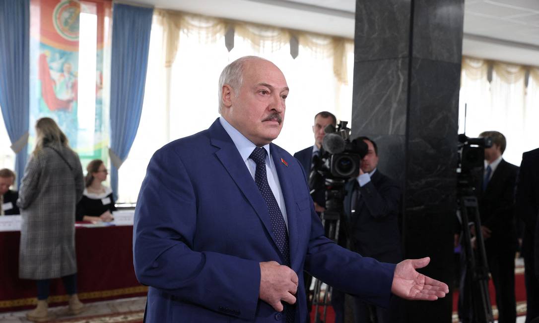 Presidente da Bielorrússia, Alexander Lukashenko, fala à imprensa depois de votar no referendo sobre mudanças constitucionais Foto: BELTA / via REUTERS
