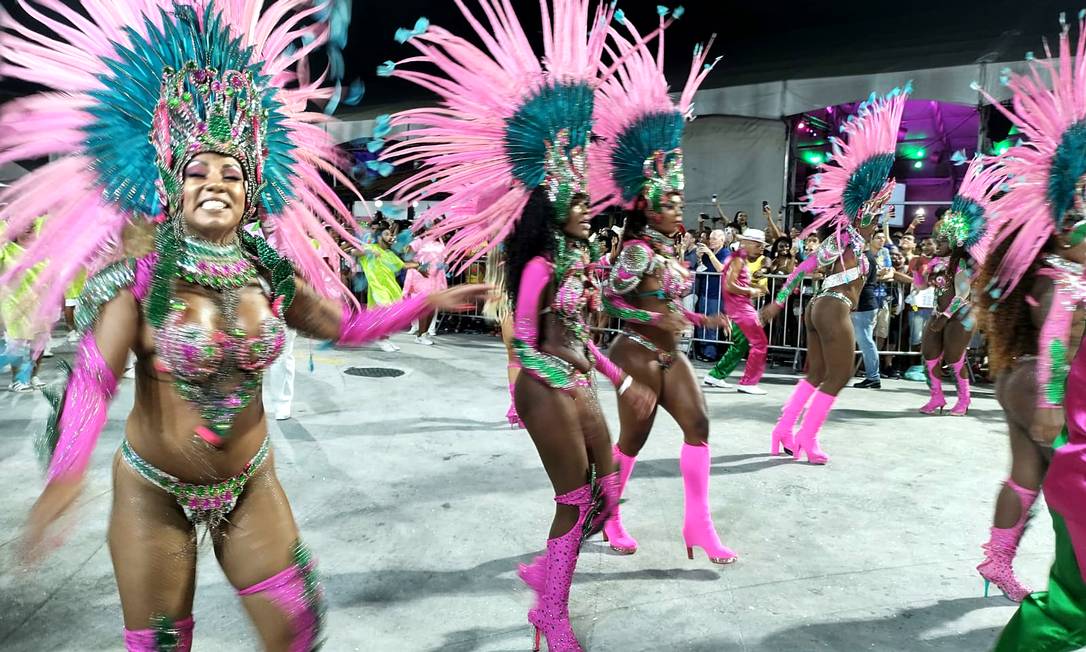 Passistas da Mangueira no desfile da segunda noite do "Rio Carnaval", na Cidade do Samba Foto: Diego Amorim