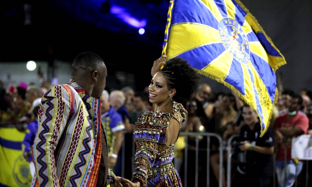 Casal de mestre-sala e porta-bandeira da Tuiuti se apresenta na Cidade do Samba Foto: Alexandre Cassiano / Agência O Globo