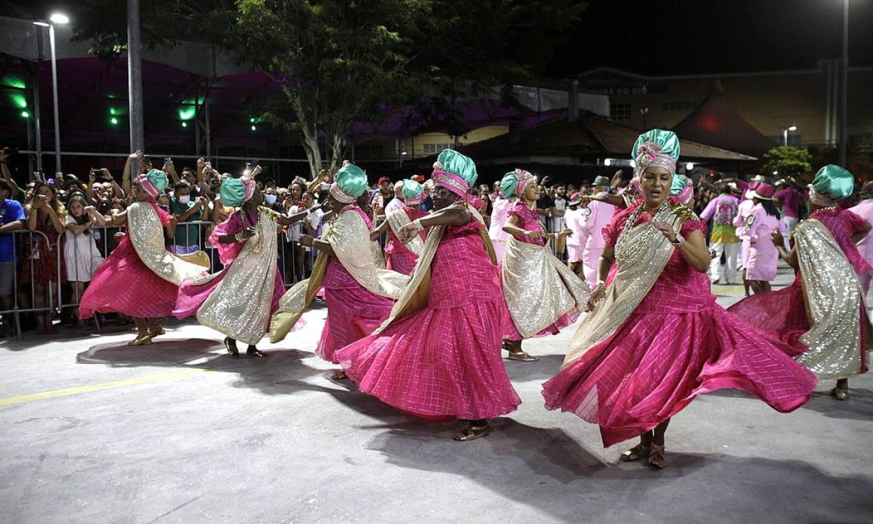 Ala das baianas da verde e rosa encanta o púbico na última noite de desfiles na Cidade do Samba Foto: Alexandre Cassiano / Agência O Globo