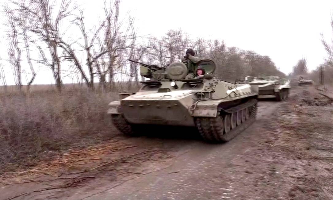 Veículos blindados nas mãos de separatistas pró-Rússia: defesas de Kiev estão conseguindo retardar avanço das tropas inimigas Foto: REUTERS TV / REUTERS