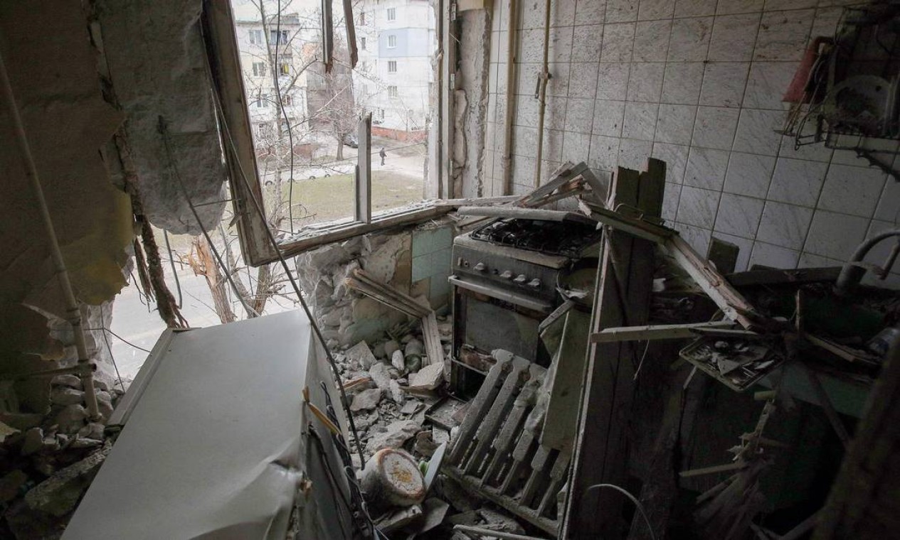 Apartamento destruído durante o bombardeio pesado pelas forças russas em Severodonetsk, região de Donetsk, em 28 de fevereiro de 2022. (Foto de Anatolii Stepanov / AFP) Foto: ANATOLII STEPANOV / AFP - 28/02/2022