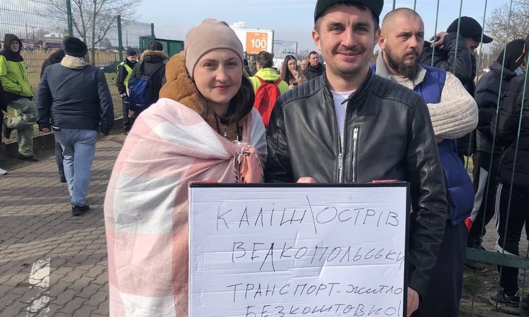 O polonês Adrian Arkuszewski, de 32 anos, oferecia gratuitamente aos recém-chegados transporte e acomodação, acompanhado de uma amiga ucraniana Foto: Lucas Ferraz