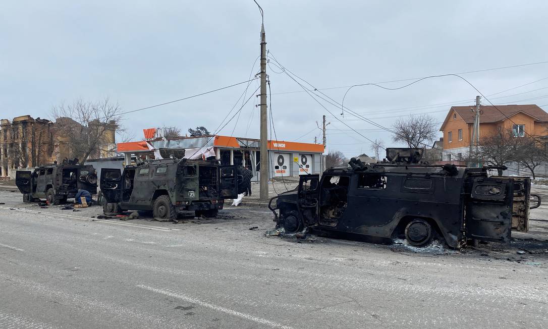 Veículos militares russos destruídos em rua de Kharkiv Foto: VITALIY GNIDYI / REUTERS