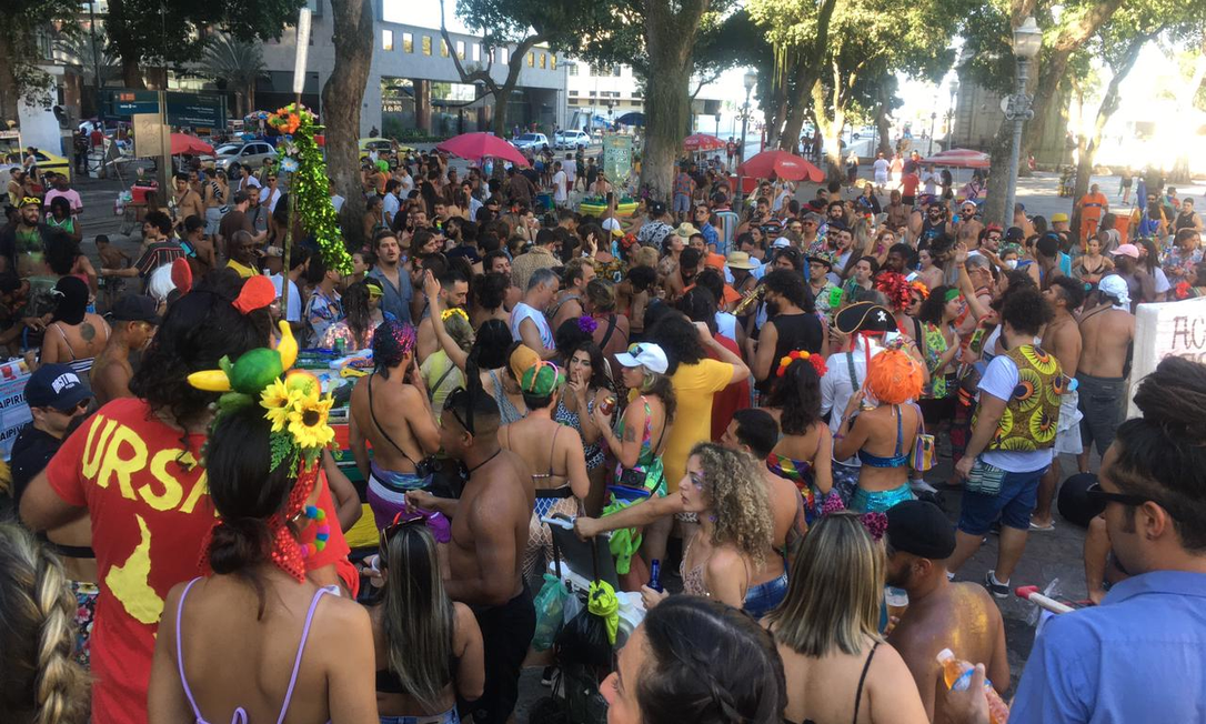 'Boca a boca' transforma cortejo de grupo de amigos no Centro do Rio em bloco com dezenas de foliões Foto: Leonardo Nogueira