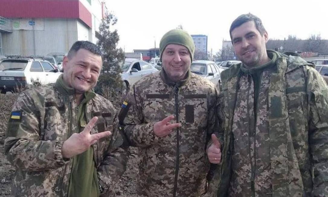 Vernydub, no centro, ao lado de dois soldados ucranianos Foto: Reprodução