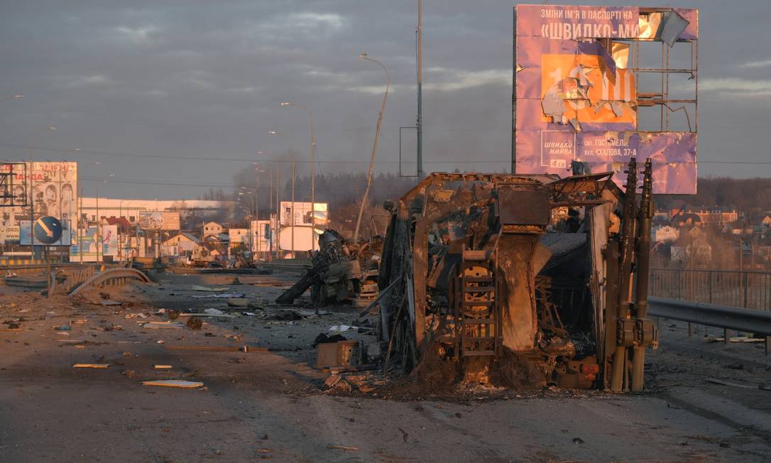 Veículos militares carbonizados em uma estrada na cidade ucraniana de Bucha, enquanto a invasão da Ucrânia pela Rússia continua Foto: Maksim Levin / Reuters