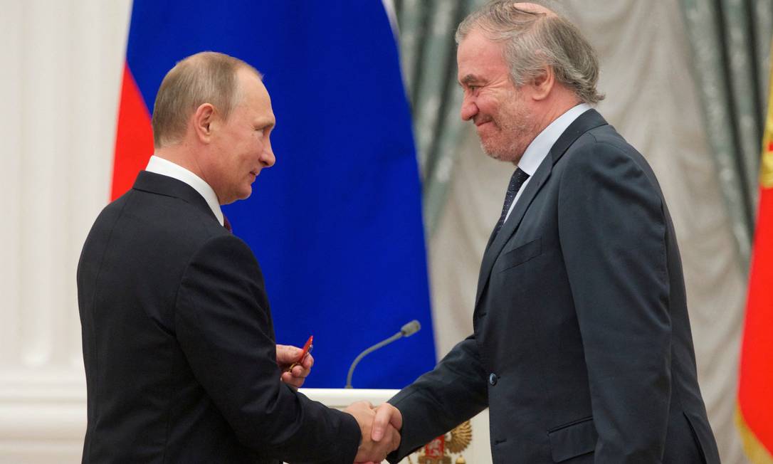 Vladimir Putin (L) e o maestro Valery Gergiev Foto: IVAN SEKRETAREV / AFP