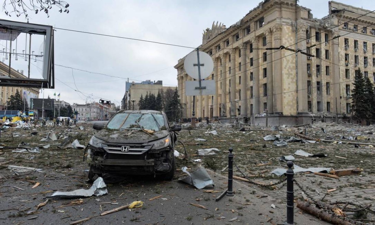 A praça central da segunda maior cidade da Ucrânia, Kharkiv, foi bombardeada pelo avanço das forças russas, que atingiram o prédio da administração local Foto: SERGEY BOBOK / AFP