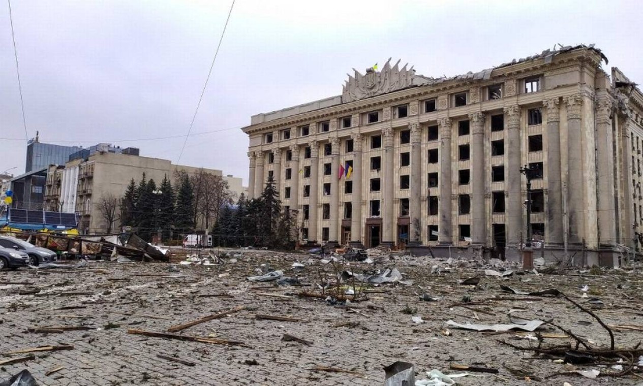 Sede da administração de Kharkiv atingida por bombardeios russos Foto: SERGEY BOBOK / AFP