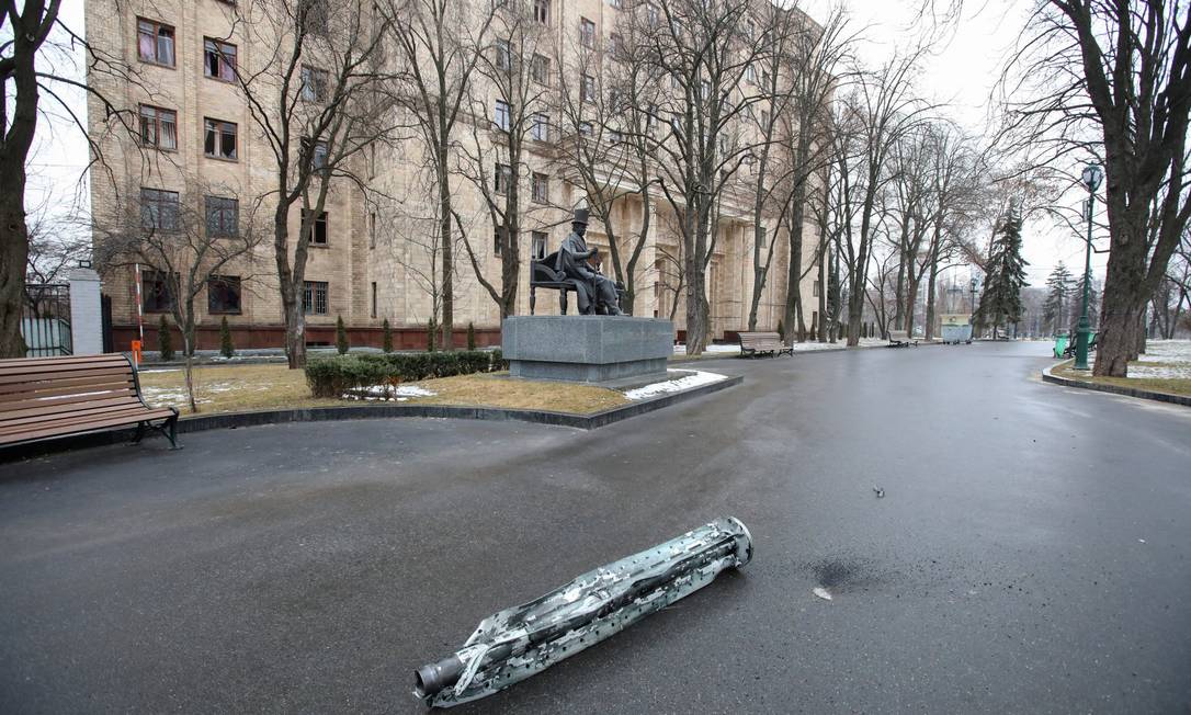Estojo de munição em uma rua em Kharkiv Foto: VYACHESLAV MADIYEVSKYY / REUTERS