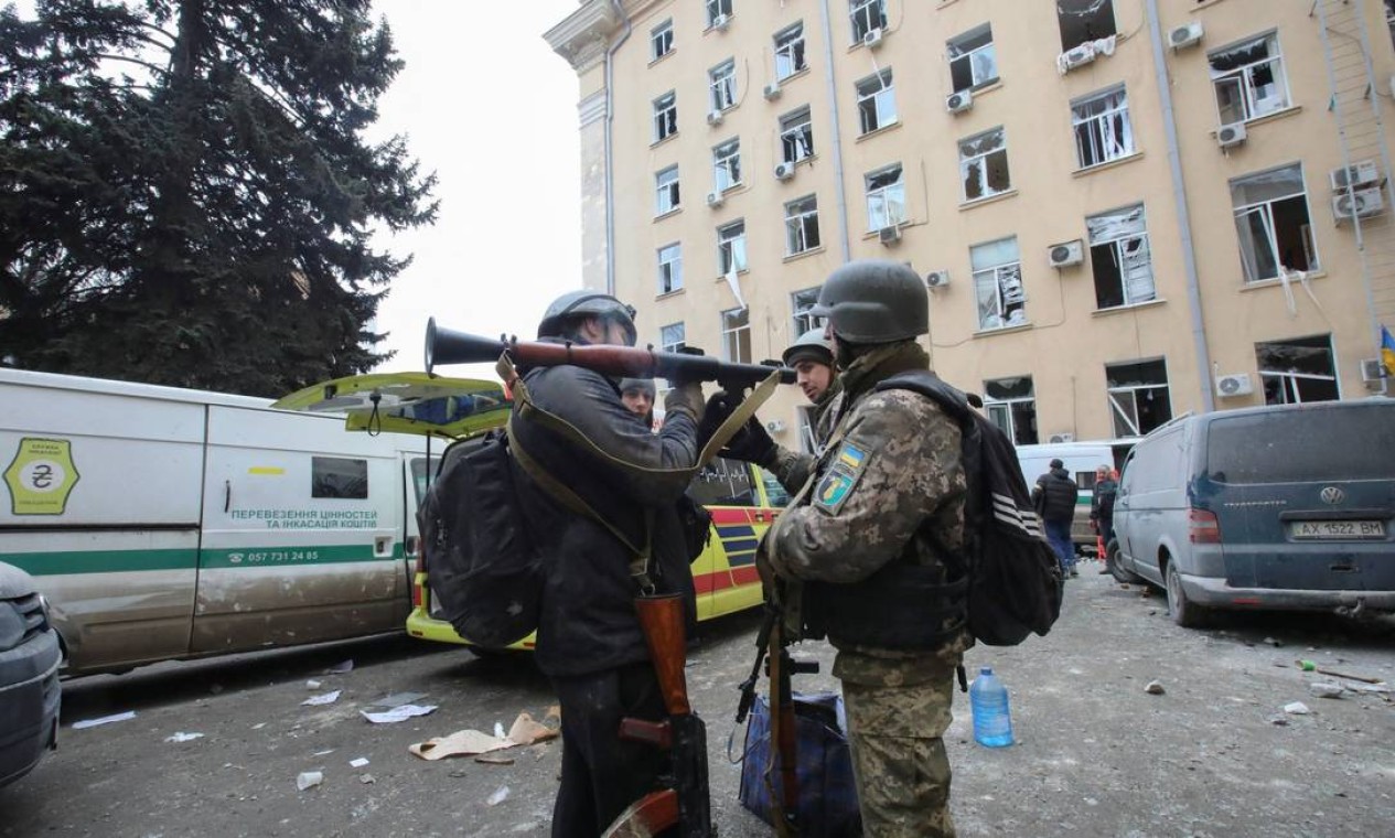 Soldados armados de prontidão do lado de fora da administração regional de Kharkiv Foto: VYACHESLAV MADIYEVSKYY / REUTERS