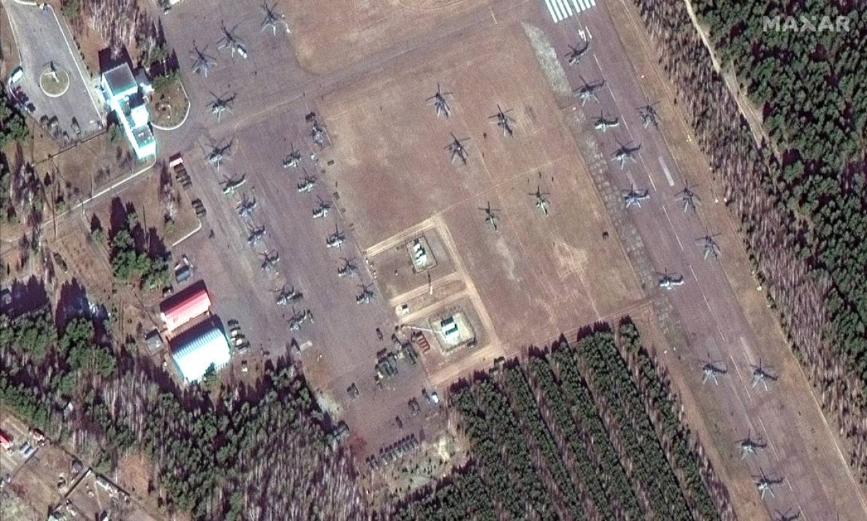 Helicópteros de ataque ao solo, no aeródromo de Vd Bokov, em Mazyr, Bielorrússia, país aliado da Rússia e que faz fronteira com a Ucrânia Foto: MAXAR TECHNOLOGIES / via REUTERS