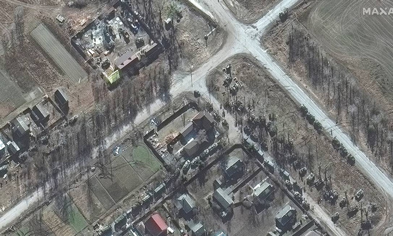 Forças terrestres em área residencial de uma cidade de Zdvyzhivka, Ucrânia Foto: MAXAR TECHNOLOGIES / via REUTERS