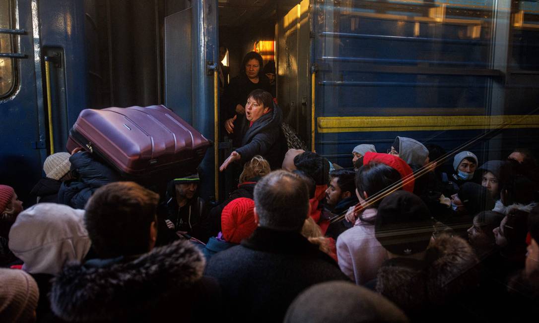 Pessoas embarcam em trem, na estação de Kiev, para deixar a Ucrânia Foto: DIMITAR DILKOFF / AFP