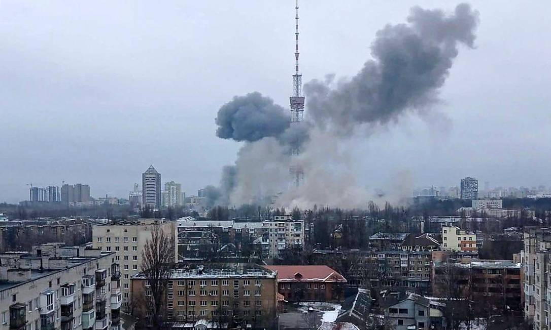 Foto divulgada pelo Ministério do Interior ucraniano mostra fumaça após um ataque com mísseis contra uma torre de TV em Kiev Foto: - / AFP