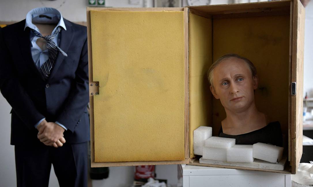 Estátua de cera de Vladimir Putin no Museu Grévin foi transferida para um armazém até novo aviso. Foto: JULIEN DE ROSA / AFP