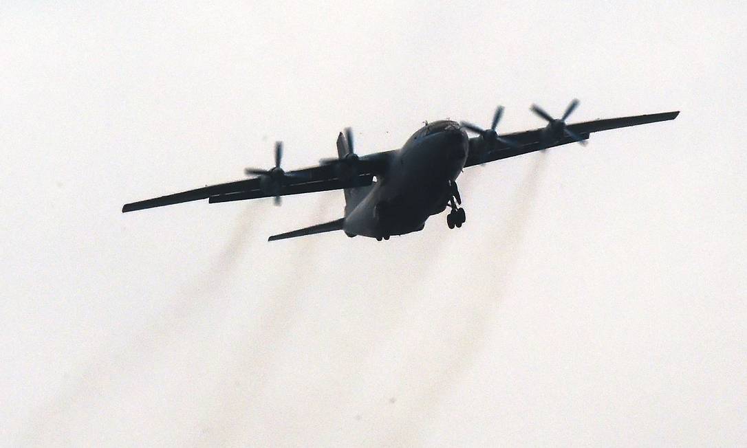 Avião militar russo sobrevoa Donetsk, no Leste da Ucrânia Foto: Stringer / AFP/27-02-2022