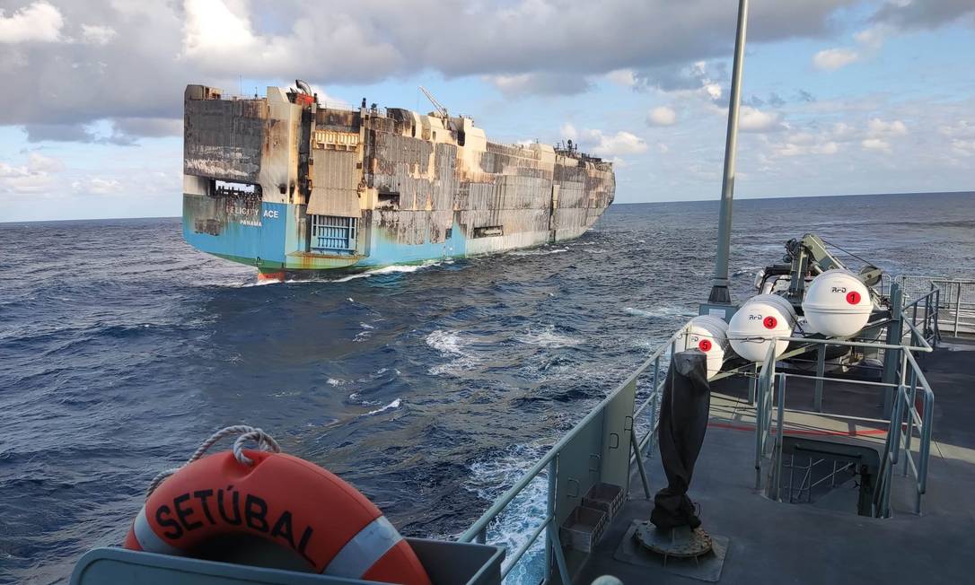 Navio cargueiro que pegou fogo em fevereiro afundou enquanto era rebocado Foto: Reprodução Redes Sociais