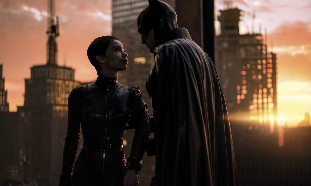 Batman e Mulher-Gato (respectivamente Robert Pattinson e Zoë Kravitz) na nova versão do diretor Matt Reeves Foto: Divulgação
