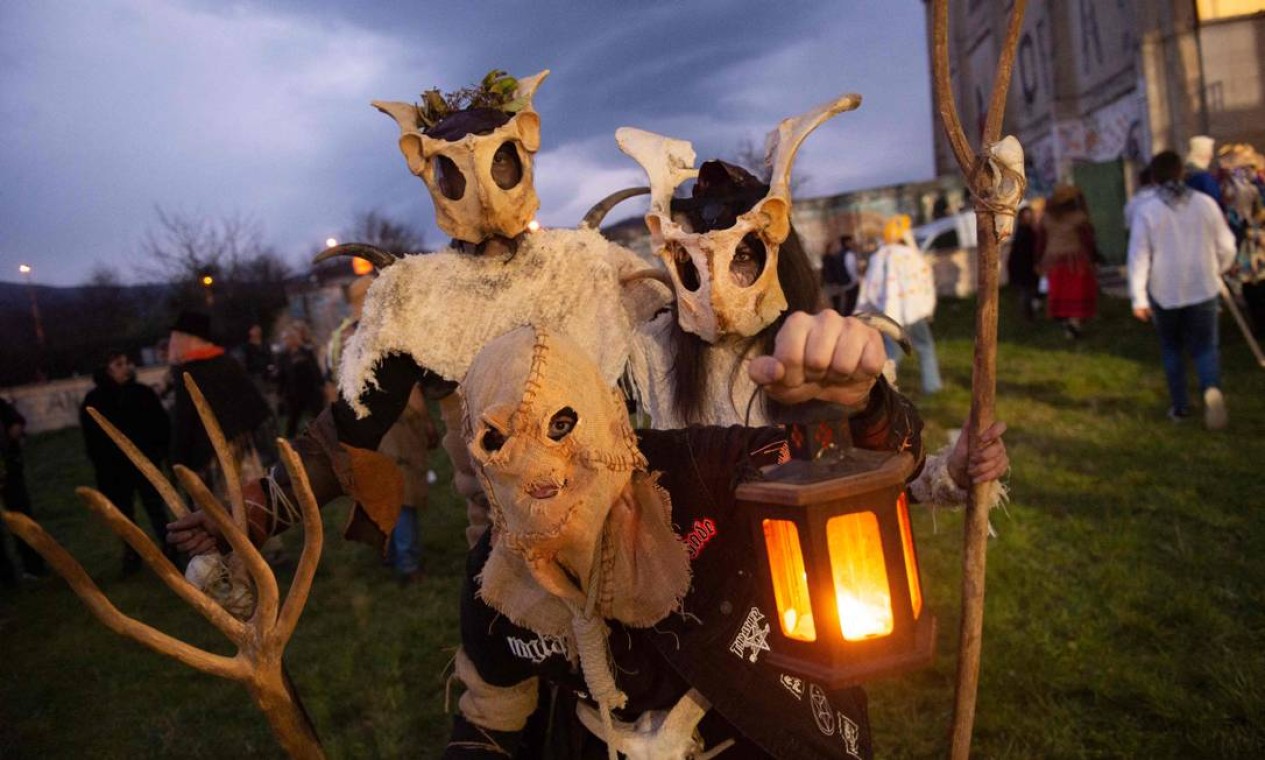 Foliões participam de baile de máscaras de inverno na vila espanhola de Alsasua, província de Navarra Foto: ANDER GILLENEA / AFP