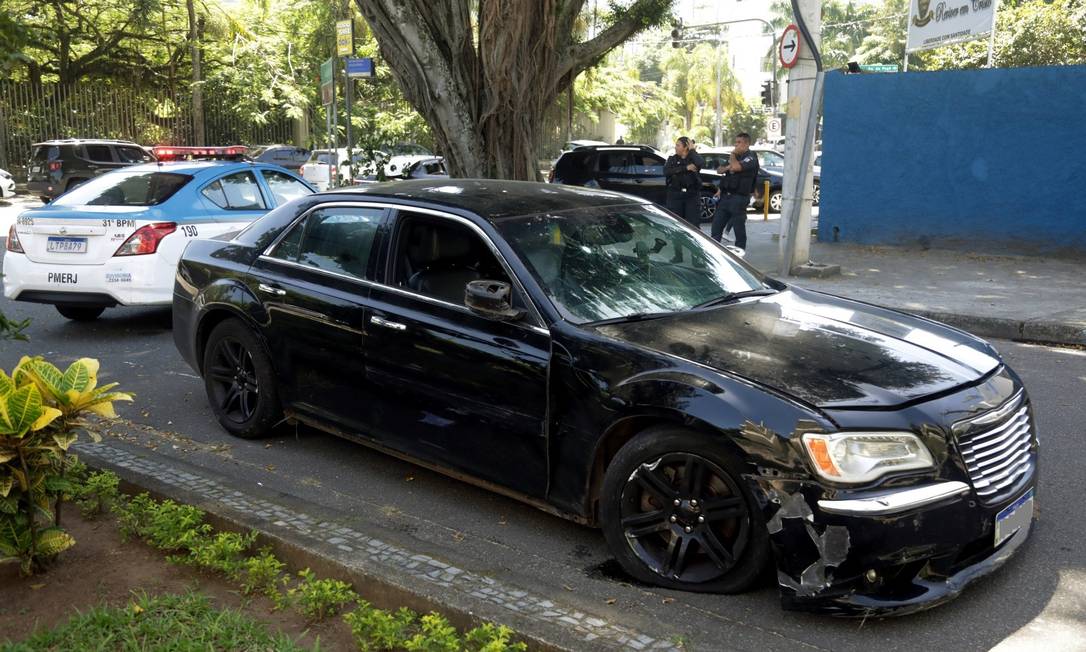 Durante perseguição policial, carro teve o vidro traseiro quebrado, marcas e perfurações na lataria e pneu atingido Foto: Gabriel de Paiva / Agência O Globo