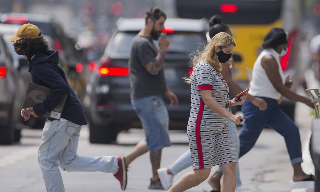 Pessoas de máscara atravessam rua em São Paulo. Foto: Edilson Dantas 02-12-2021 / Agência O Globo