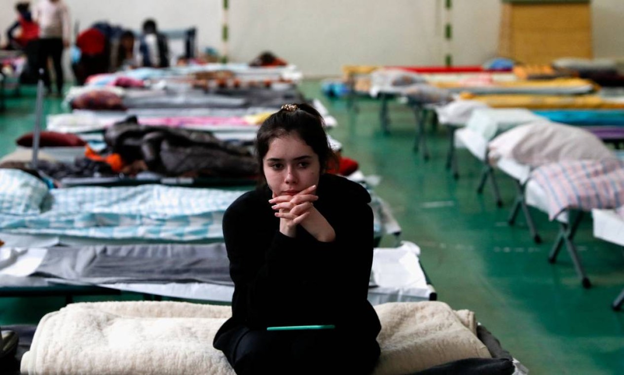 Menina fugida da Ucrânia é fotografada solitária em um abrigo para refugiados em Tiszabecs, Hungria Foto: BERNADETT SZABO / REUTERS