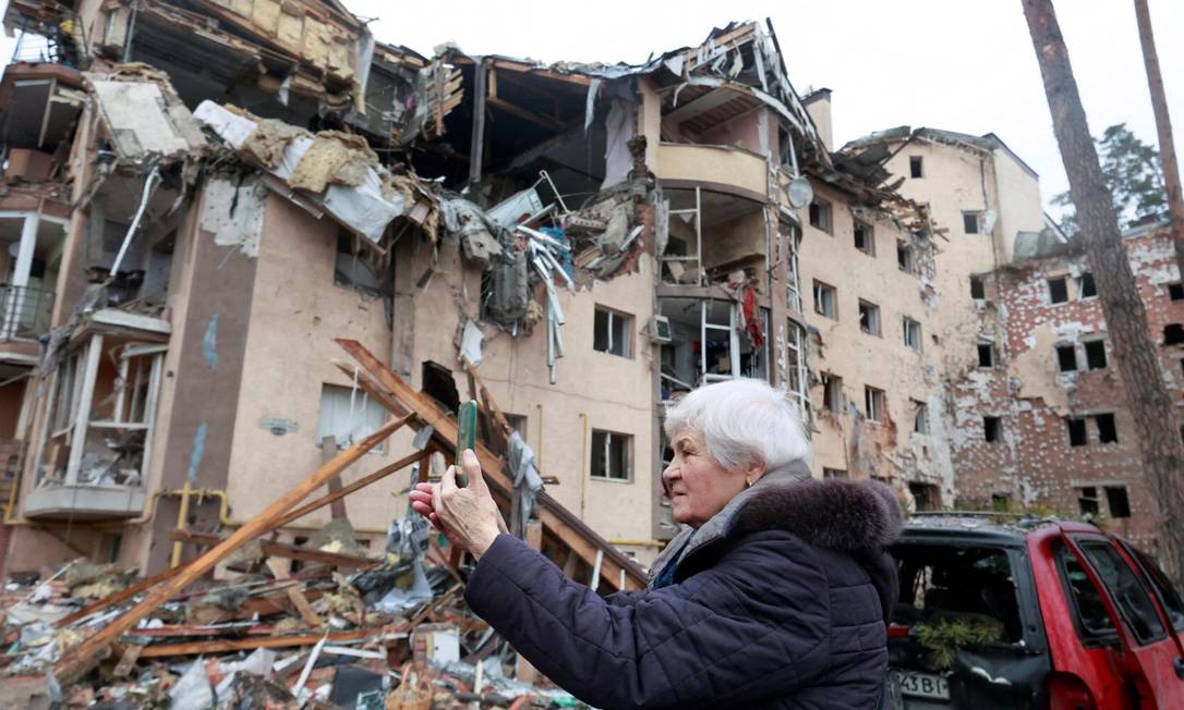 Bombardeio destruiu construções na cidade de Irpin, na região de Kiev, Ucrânia Foto: SERHII NUZHNENKO / REUTERS
