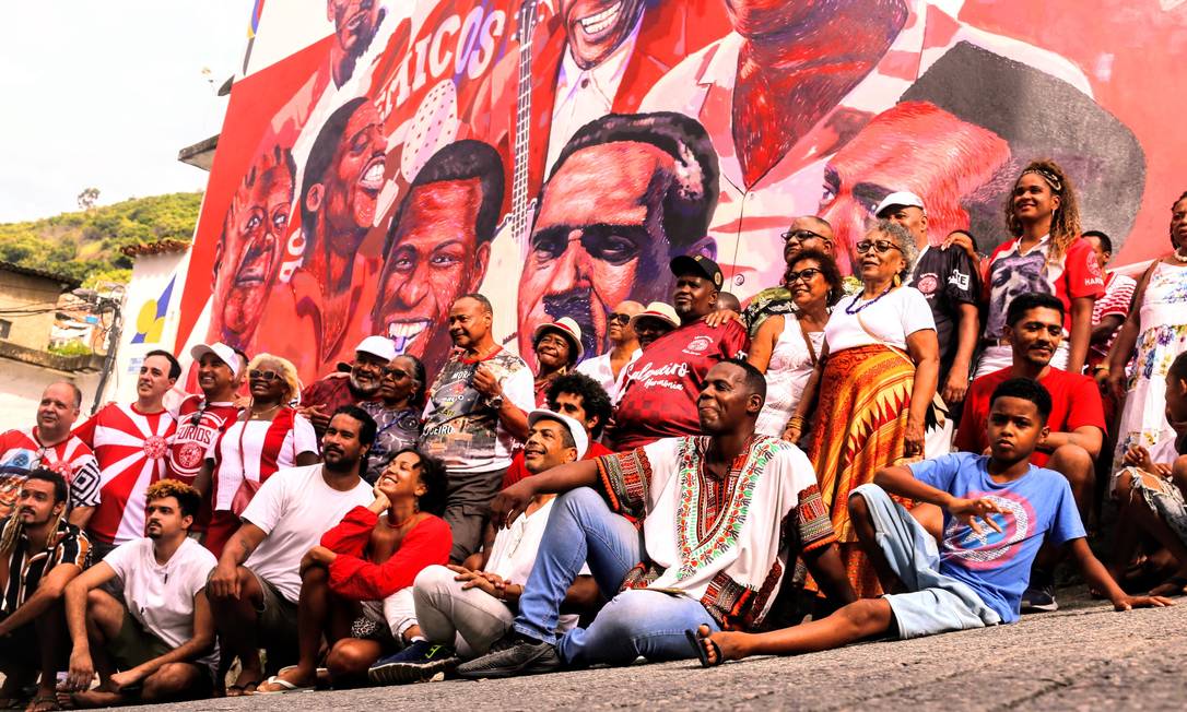 
No morro. Integrantes do Salgueiro, moradores e realizadores diante do mural em homenagem a baluartes
da escola
Foto:
FOTO DE DIVULGAÇÃO/PEDRO SIQUEIRA
