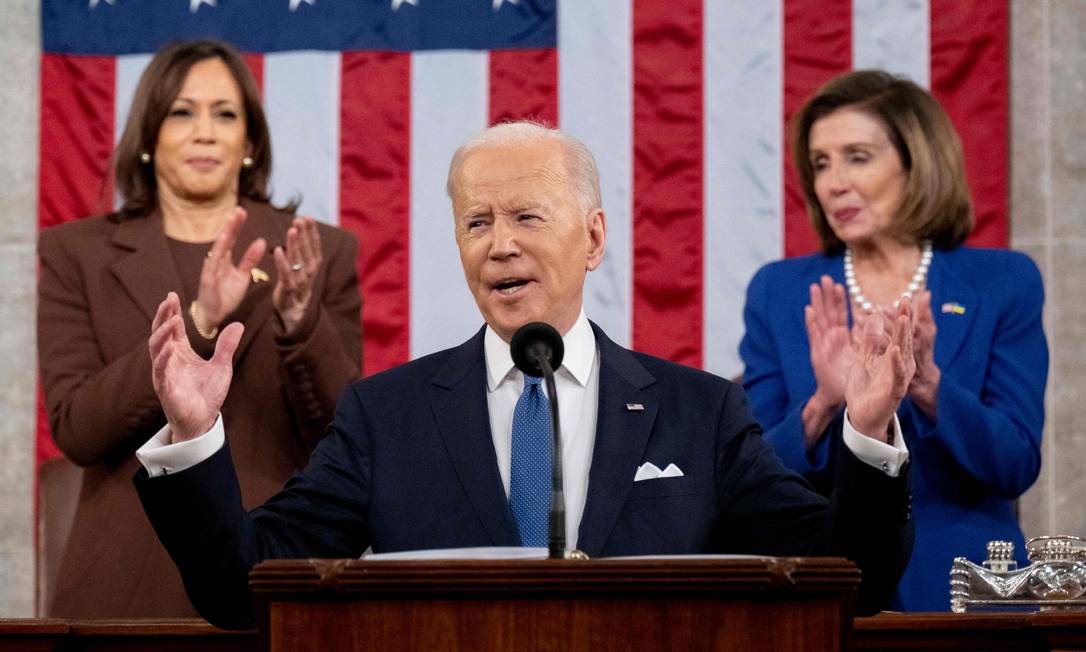 Presidente Joe Biden é aplaudido pela sua vice Kamala Harris e pela presidente da Câmara dos Deputados Nancy Pelosi durante seu discurso sobre o Estado da União Foto: Saul Loeb / AFP