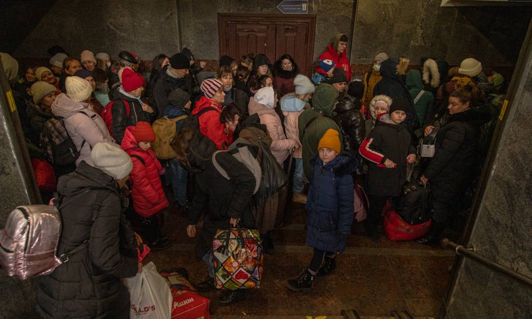 Mulheres, crianças e idosos se juntam no aeroporto de Lviv, enquanto tentam deixar a Ucrânia Foto: Yan Boechat