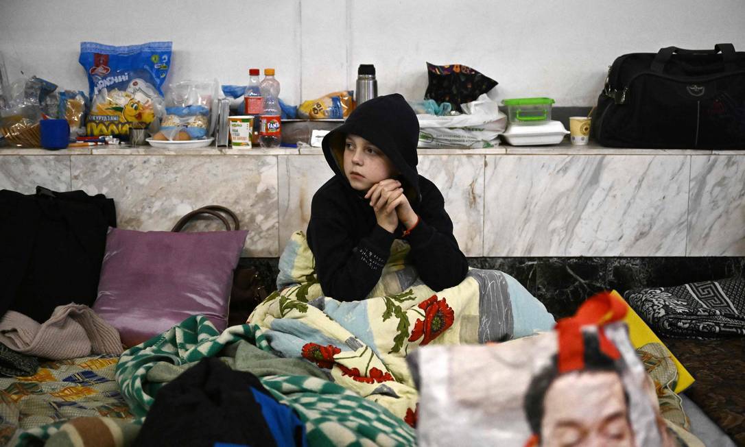 Um menino observa a movimentação numa estação de metrô usada como abrigo, na cidade de Kherson Foto: ARIS MESSINIS / AFP