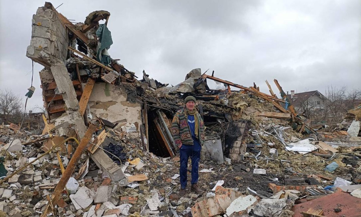 Homem ucraniano observo escombros em Zhytomyr, após bombardeio russo do dia anterior que matou, pelo menos, três pessoas e feriu outras 20, segundo moradores Foto: EMMANUEL DUPARCQ / AFP