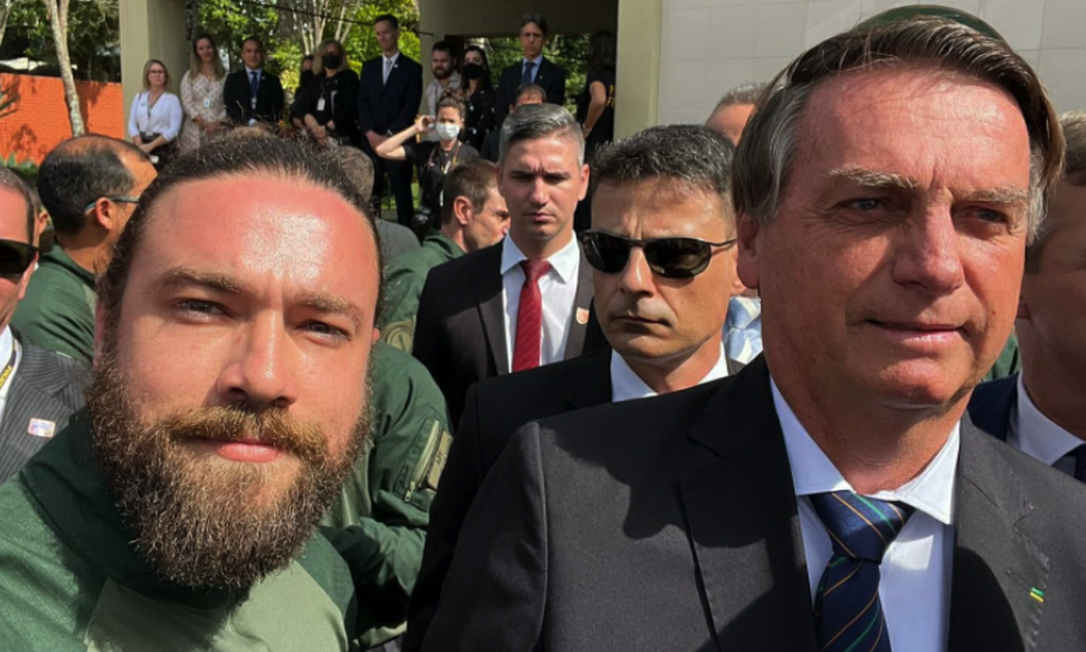 Valença ao lado de Bolsonaro, durante formação de policiais. Seu último post foi ao lado do presidente, em dezembro de 2021 Foto: Reprodução