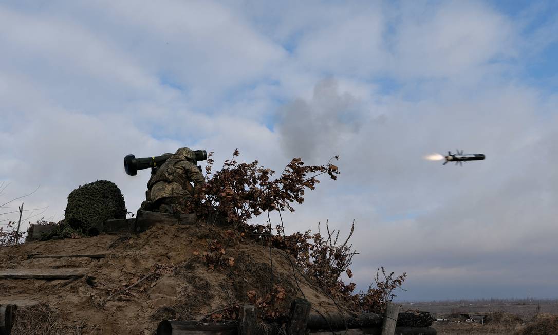 Militar ucraniano dispara um míssil Javelin anti-tank durante exercícios realizados no mês passado, antes da invasão russa Foto: UKRAINIAN JOINT FORCES OPERATION / via REUTERS