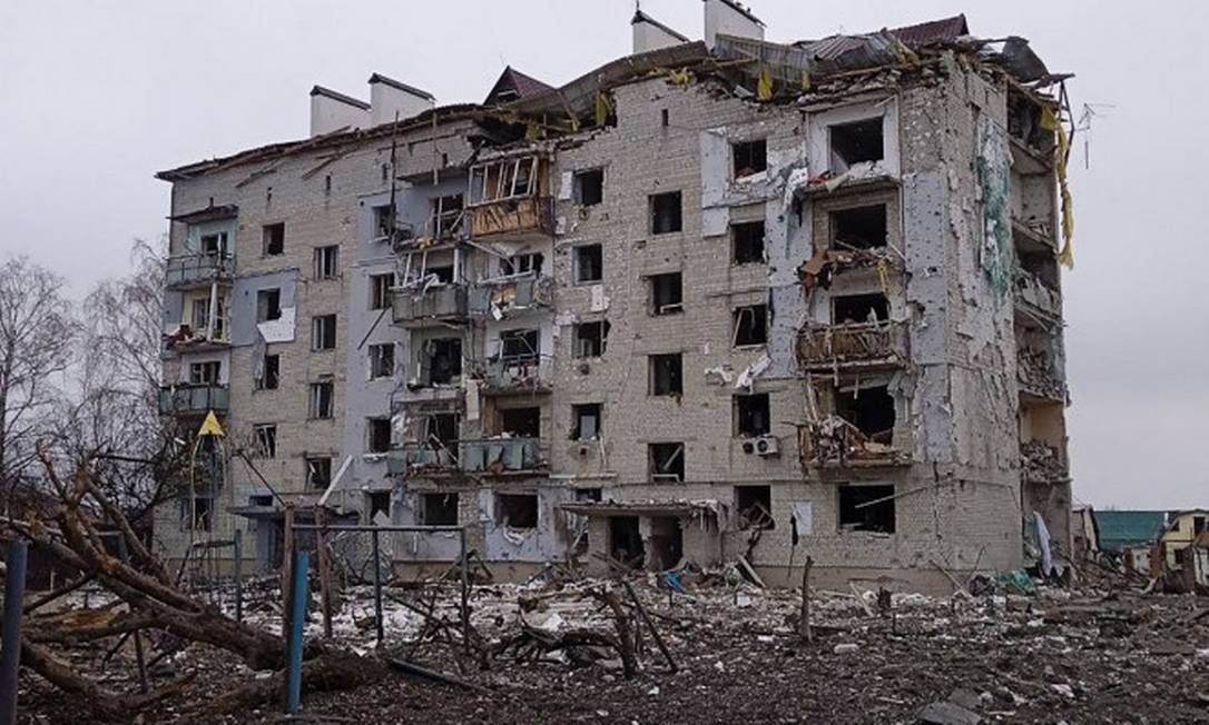 Prédio destruído em Borodyanka, a noroeste de Kiev Foto: @STAHIVUA / AFP
