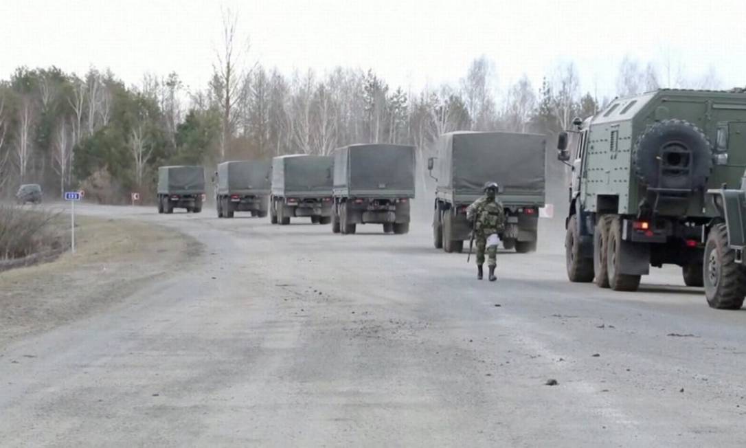 Unidades das Forças Armadas da Rússia entram na região de Kiev, capital da Ucrânia Foto: RUSSIAN DEFENCE MINISTRY / via REUTERS