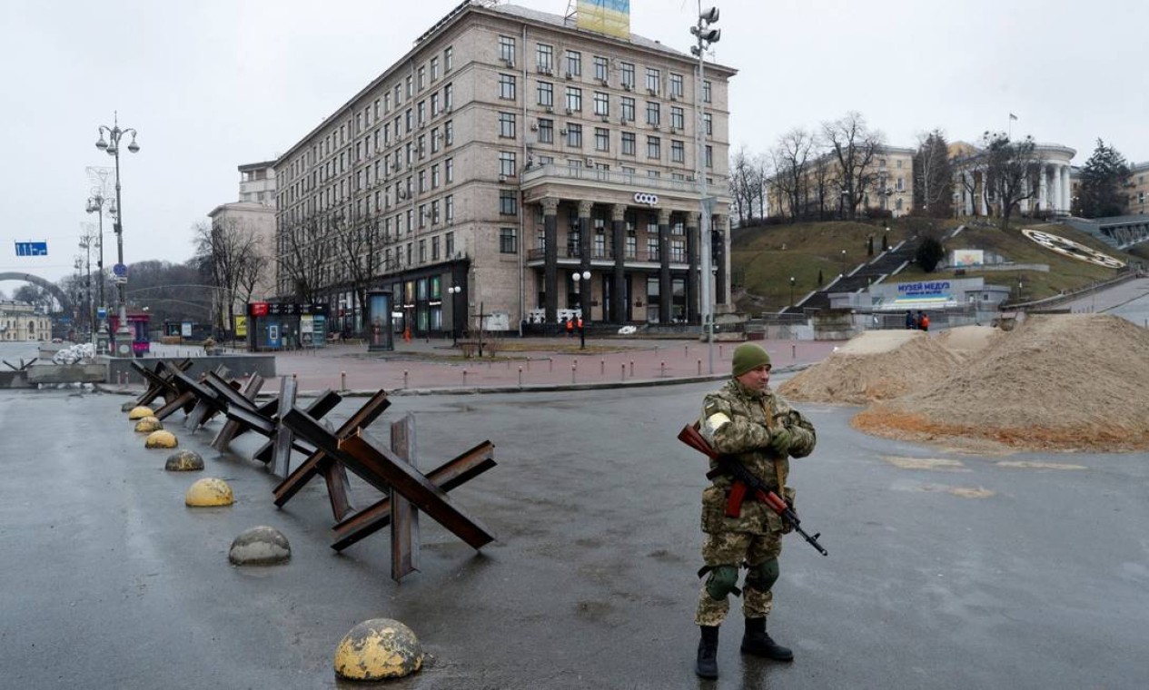 Membro das Forças de Defesa Territoriais guarda um posto de controle na Praça da Independência, no centro de Kiev Foto: VALENTYN OGIRENKO / REUTERS