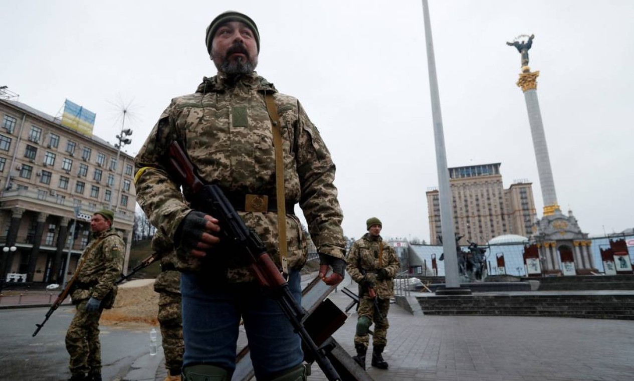 Membros das Forças de Defesa Territoriais guardam um posto de controle na Praça da Independência, no centro de Kiev Foto: VALENTYN OGIRENKO / REUTERS