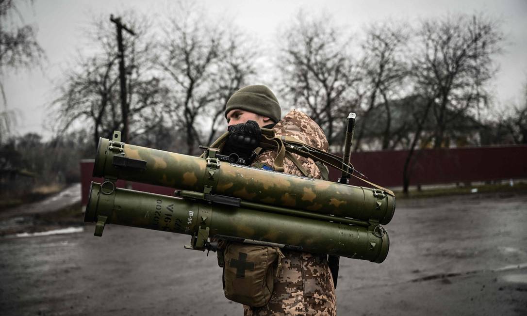 Soldado ucraniano segura um lançador antitanque na linha de frente, a nordeste de Kiev Foto: ARIS MESSINIS / AFP