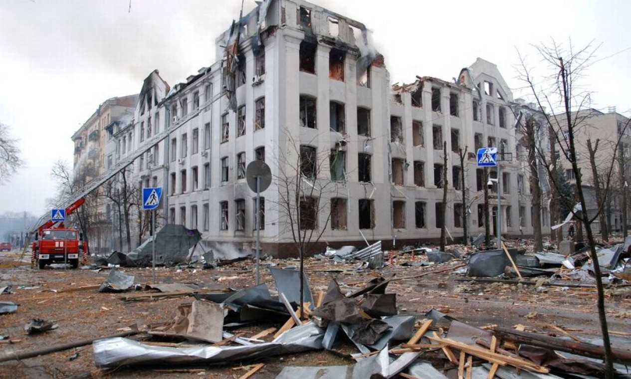 Bombeiros trabalham para extinguir um incêndio no prédio da Universidade Nacional de Kharkiv, bombardeada Foto: OLEKSANDR LAPSHYN / REUTERS