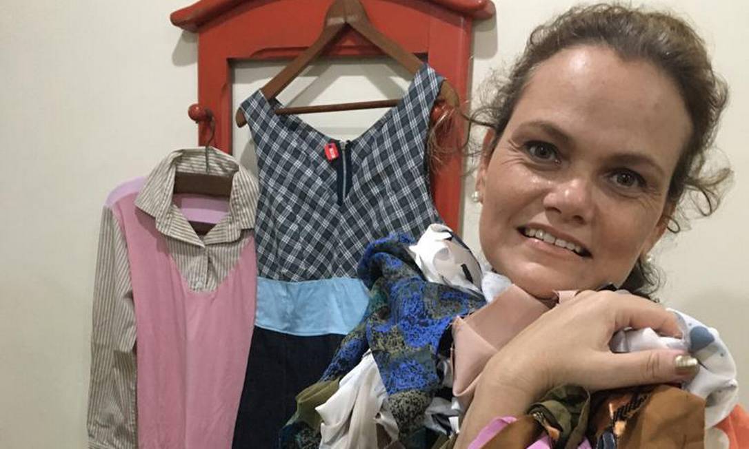 Roupa nova: Tatiana cria blusas e vestidos com sobras de tecidos fornecidas por costureiras Foto: divulgação