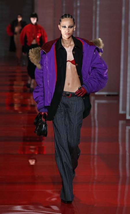 Calça de cintura baixa, casaco com volume e sutiã na Versace Foto: Estrop via GettyImages / Getty Images