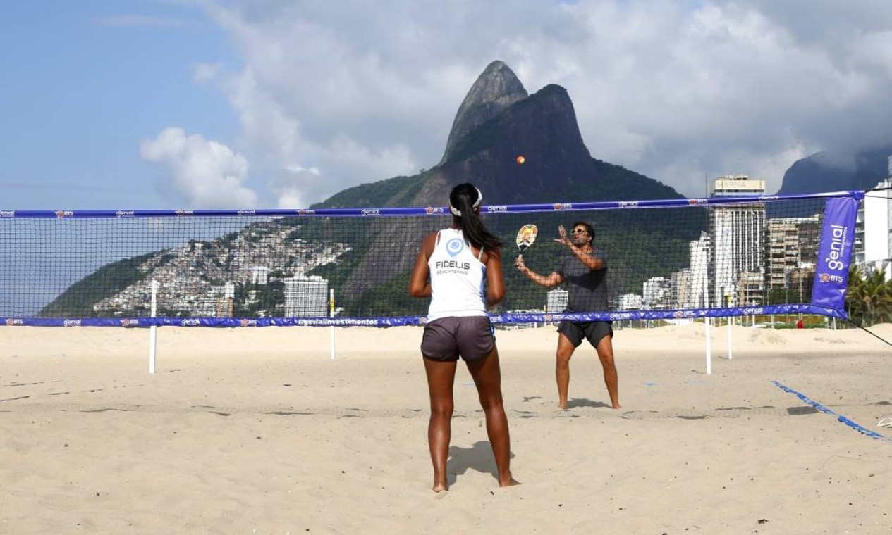 Os praticantes de beach tennis Marcelo Bunte e Amanda Rangel no Posto 10, em Ipanema Foto: Fabio Rossi / Agência O Globo