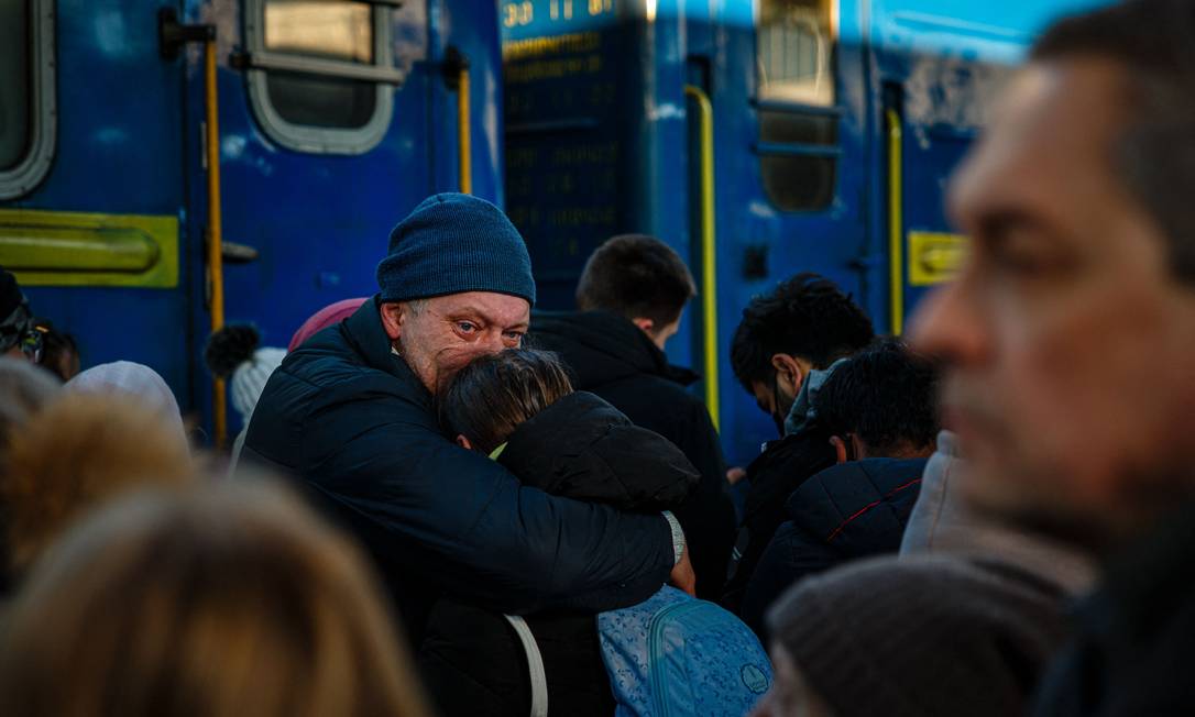 Homem se despede de filha durante evacuação de pessoas de Kiev, capital da Ucrânia e alvo de ataques russos Foto: DIMITAR DILKOFF / AFP