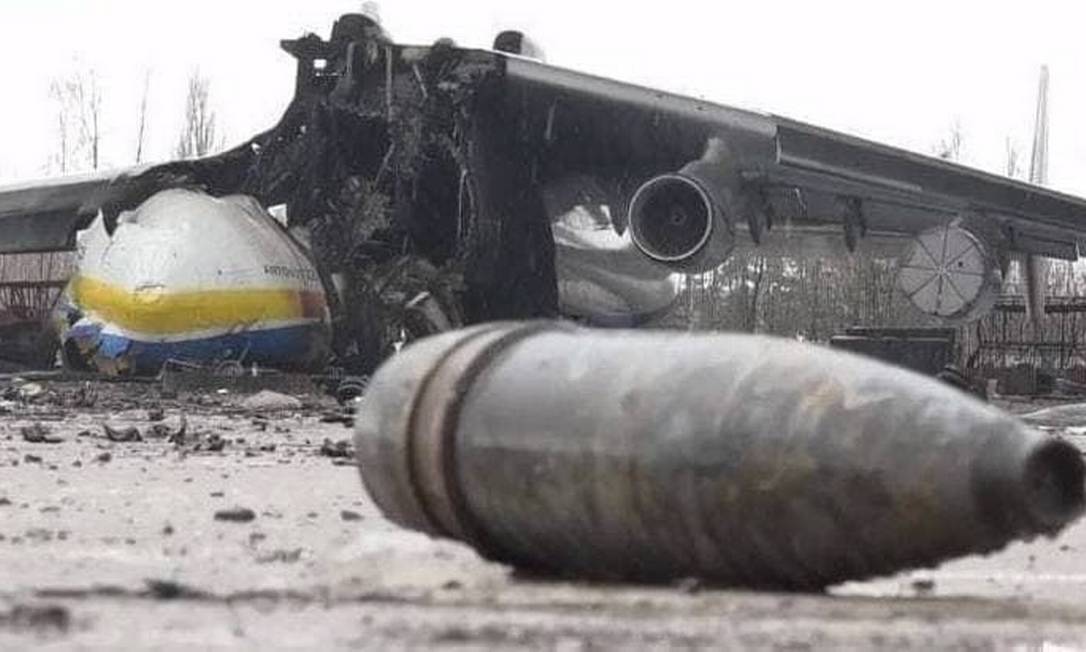 Cargueiro Antonov-225 Mriya foi atingido por bombardeio no aeroporto de Hostomel, perto de Kiev, Ucrânia Foto: Reprodução/Canal 1/ TV estatal russa